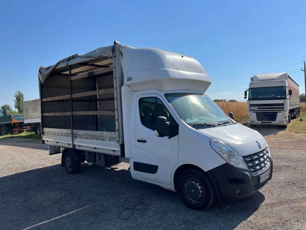 Transportno vozilo sa podignutom bočnom ceradom