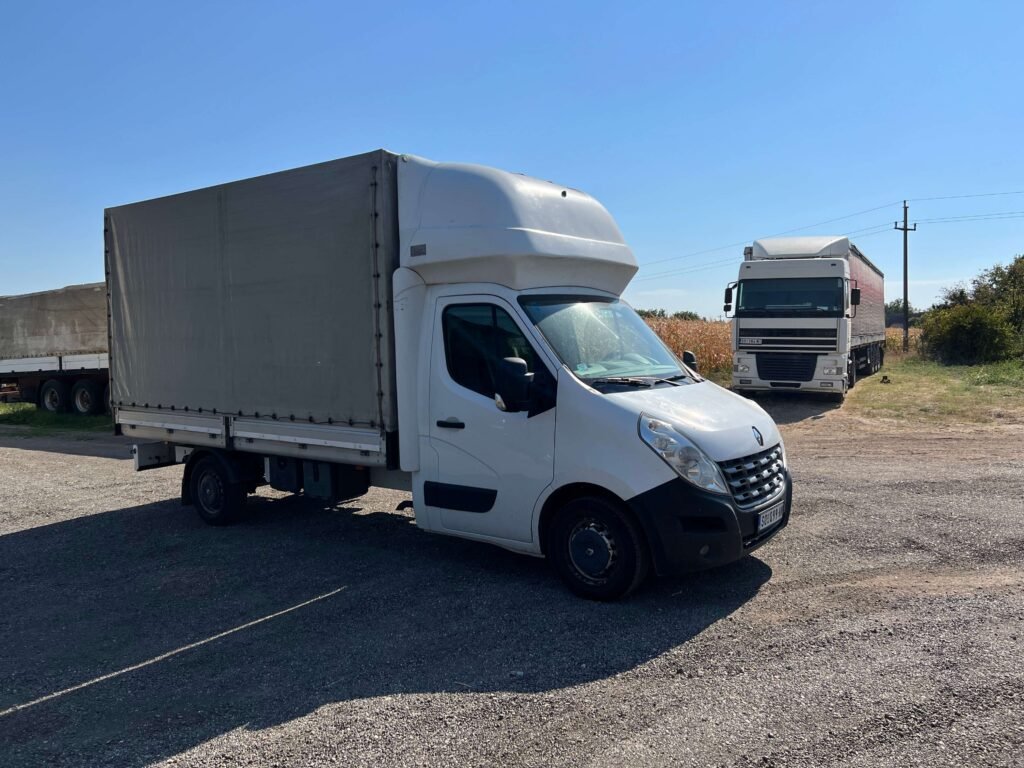 Belo transportno vozilo sa zatvorenim tovarnim prostorom