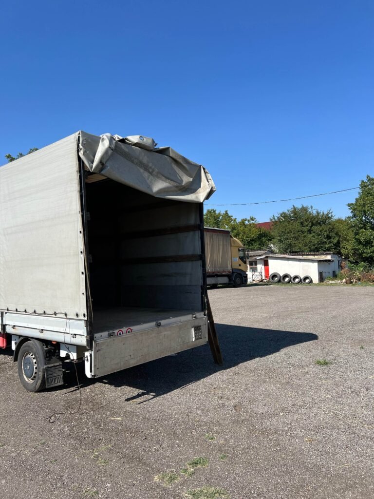 Otvoren zadnji deo transportnog vozila