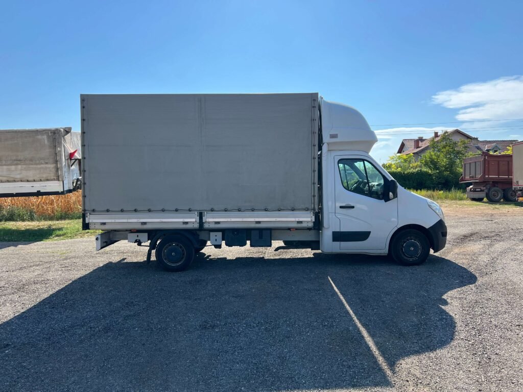 Transportno vozilo sa zatvorenom bočnom ceradom