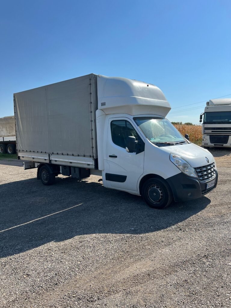 Prednji bočni pogled na transportno vozilo