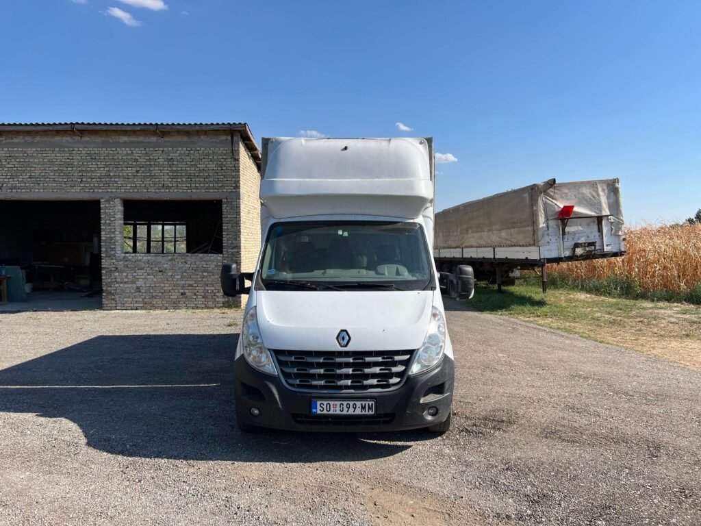 Prednji pogled na belo transportno vozilo