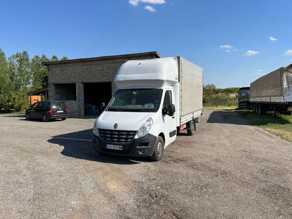Belo transportno vozilo gledano spreda i sa strane