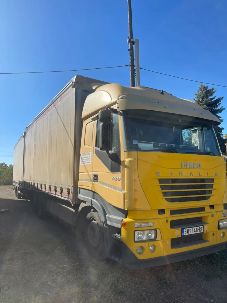 Žuti kamion Autoprevoznika Šeša sa ceradom